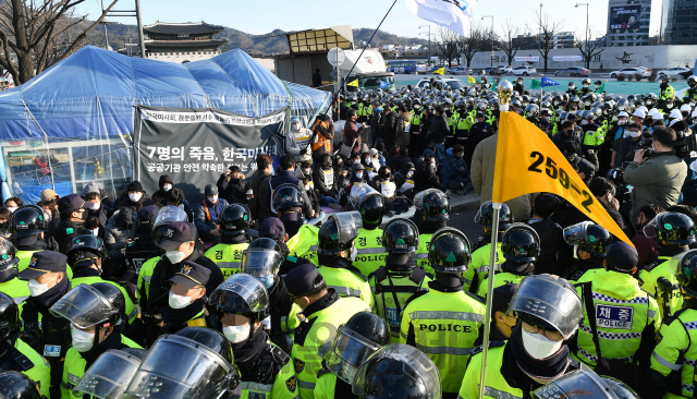 27일 오전 서울 종로구 정부서울청사 앞 세종대로에 설치된 故 문중원 기수 시민대책위원회 농성 천막에 대한 행정대집행 과정에서 구청 관계자들과 시민대책위가 대치하고 있다. 이날 서울시와 종로구는 세종대로 일대 문재인하야범국민투쟁본부(범투본)와 시민대책위 등 4개 단체가 설치한 불법 천막 7개 동을 철거했다./오승현기자 2020.02.27