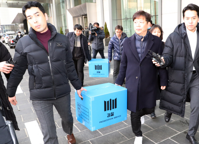 지난 19일 검찰 관계자들이 서울 여의도 라임자산운용을 압수수색하고 압수물을 차로 옮기는 모습./연합뉴스