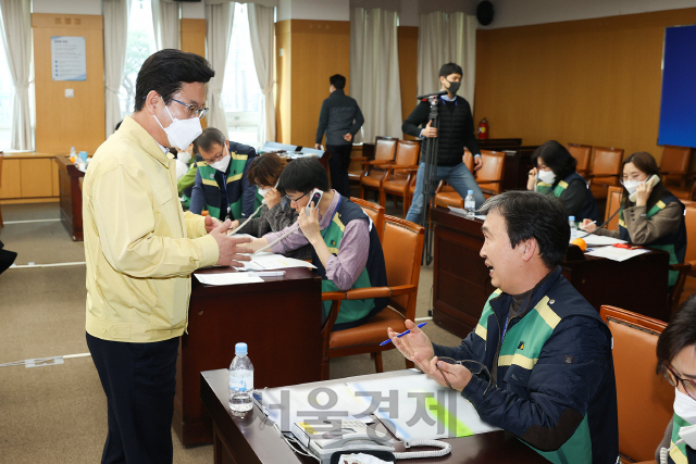 허태정(사진 왼쪽에서 첫번째) 대전시장이 코로나19 관련 신천지 교인을 대상으로 전수 조사중인 직원들을 격려하고 있다. 사진제공=대전시