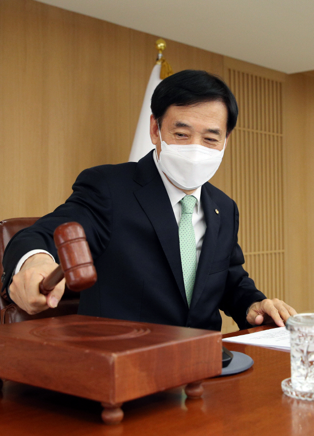 이주열 한국은행 총재가 27일 서울 중구 한국은행에서 열린 금융통화위원회에서 의사봉을 두드리고 있다./연합뉴스