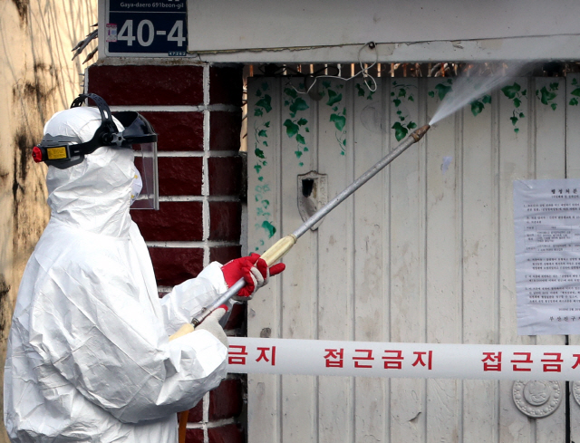 27일 부산 부산진구 신천지 관련 시설 출입구 앞에서 부산진구 방역팀 관계자가 방역작업을 하고 있다./연합뉴스