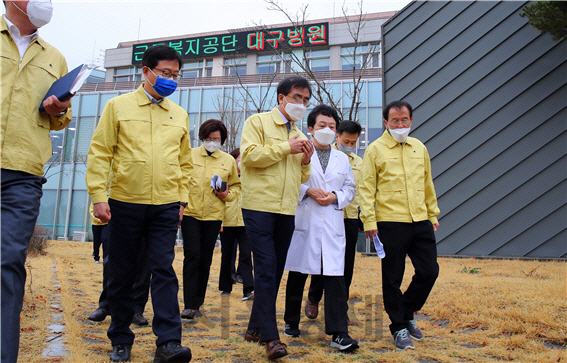 강순희(가운데) 근로복지공단 이사장이 26일 공단 대구병원을 찾아 병상 확보 등 준비상황을 점검하고 있다. /사진제공=근로복지공단