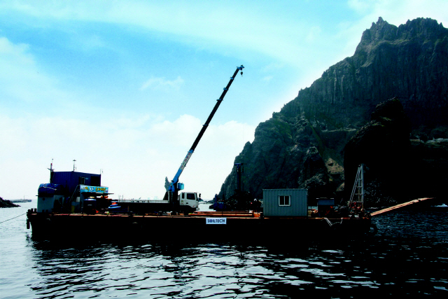 바지선에서 시추장비를 이용해 해저면의 토질조사를 진행 중인 모습. /사진제공=쏘일테크엔지니어링