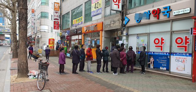 28일 대구 남구 한 약국 앞에 영업 시작 전부터 시민들이 줄을 서 있다./연합뉴스