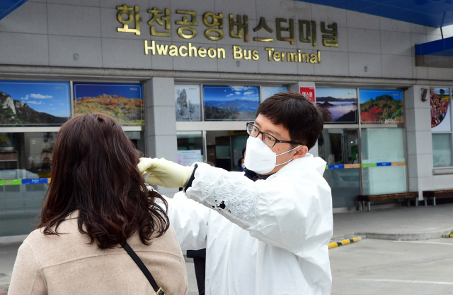 28일 강원 화천군 시외버스터미널에서 버스 하차 승객을 대상으로 코로나19 예방을 위한 발열 검사가 이뤄지고 있다./연합뉴스