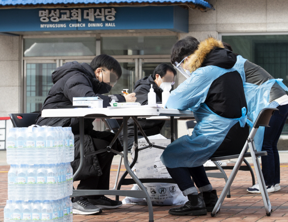 지난 26일 오전 서울 명성교회 앞에 설치된 코로나19 관련 선별진료소에서 시민들이 진료를 받고 있다.   /연합뉴스