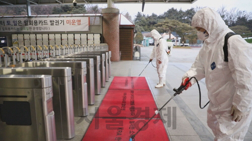 서울 경마공원에서 방역요원들이 작업을 하고 있다. /사진제공=한국마사회