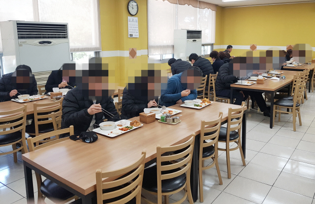 27일 청주 흥덕경찰서 직원들이 코로나19 확산 방지를 위해 마주보지 않고 식탁 한쪽 편에 앉아 식사하고 있다. /연합뉴스