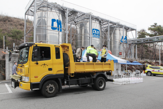 28일 대선주조가 기장공장에서 알코올 주조원료를 운반차량에 싣고 있다./사진제공=대선주조