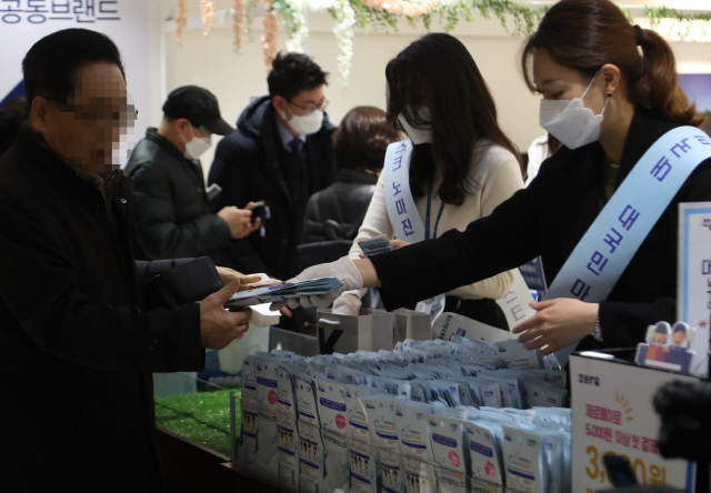 28일 서울 양천구 목동 행복한백화점에서 열린 마스크 긴급 노마진 판매 행사에서 시민들이 마스크를 사고 있다./연합뉴스