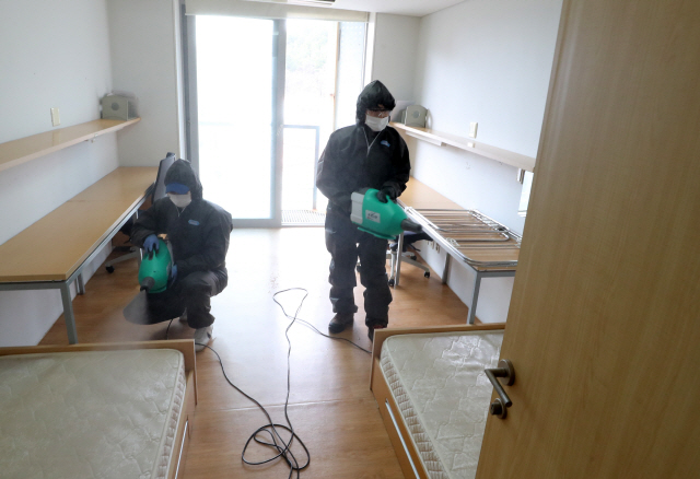 대전대 교직원들이 지난 17일 교내 기숙사에서 코로나19 확산 예방을 위한 방역 작업을 하고 있다./대전=연합뉴스