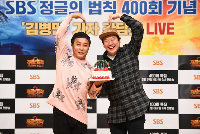 김병만(왼쪽)과 김진호 PD가 SBS ‘정글의 법칙’ 400회 기념 기자간담회에 참석했다./사진제공=SBS