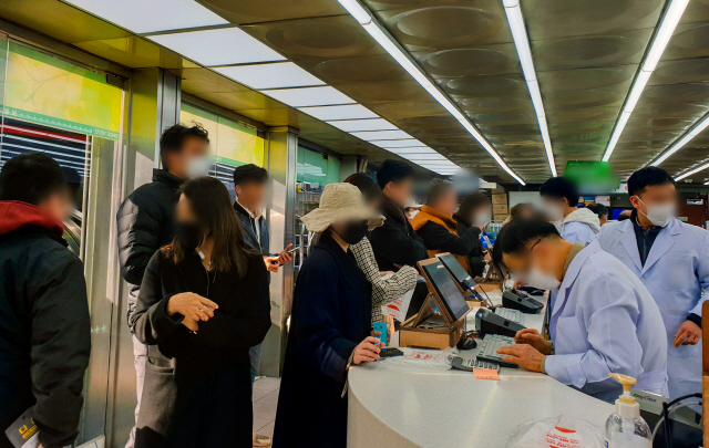 지난 27일 서울 종로구 종로5가의 한 대형 약국에서 시민들이 마스크를 구매하고 있다./연합뉴스