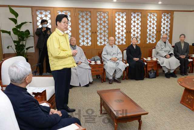 양승조(사진 왼쪽에서 두번째) 충남도지사가 ‘도지사-종교계 지도자 간담회’에서 종교계의 협조를 요청하고 있다. 사진제공=충남도