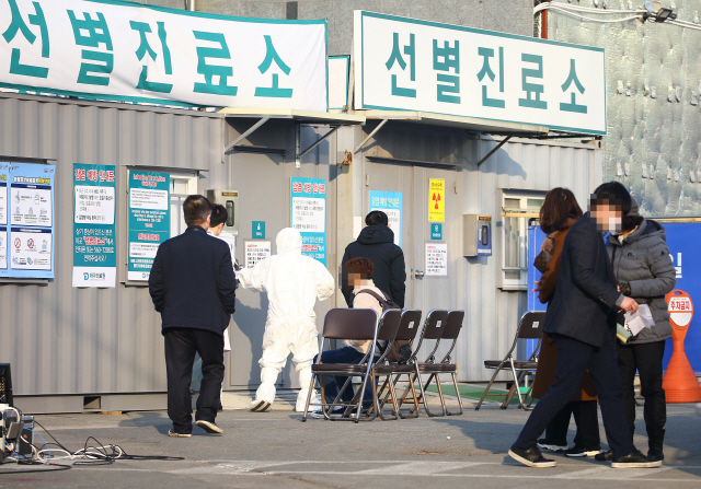 20일 오전 대구시 서구 중리동 대구의료원 선별진료소에 신종 코로나바이러스 감염증(코로나19) 의심 환자들이 검사를 받기 위해 기다리고 있다./연합뉴스