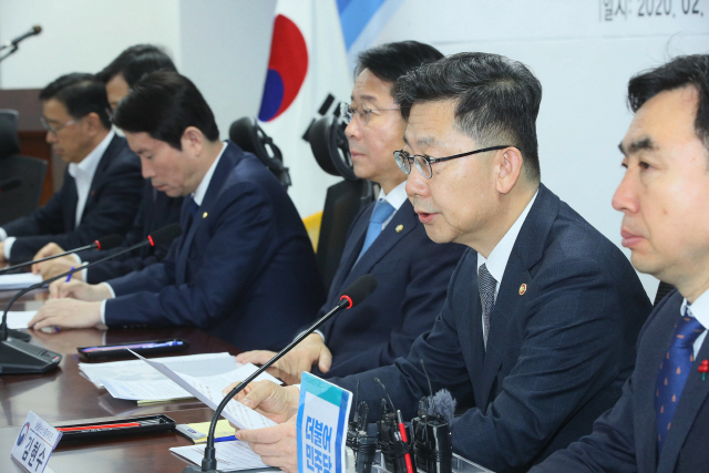 김현수 장관 “마스크 수급 안정 중요…업계 각별 협조” 당부