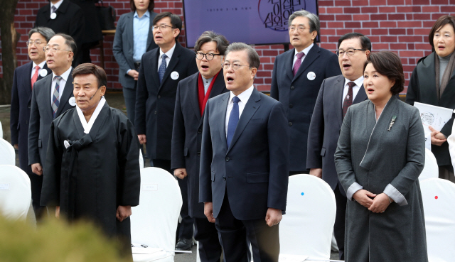 문재인 대통령이 1일 종로구 배화여고에서 열린 3.1절 기념식에서 애국가를 부르고 있다. /연합뉴스