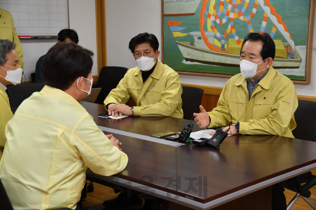 정세균 국무총리가 1일 대구시청에서 권영진(정 총리 맞은편) 대구시장과 면담을 하고 있다. 정 총리 오른편은 노형욱 국무조정실장./사진제공=총리실