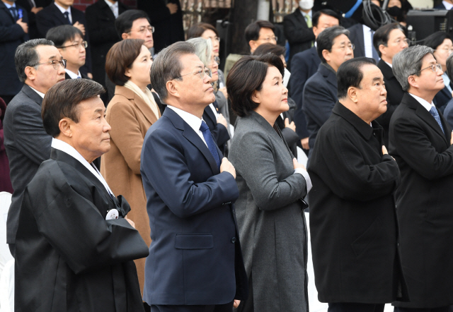 문 대통령 '오늘의 위기, 온 국민이 함께 반드시 극복'(속보)