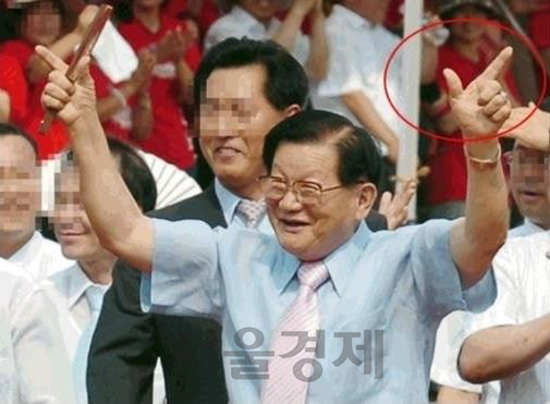 특유의 ‘V’자 포즈를 취하고 있는 신천지 이만희 총회장  /온라인 커뮤니티 캡쳐