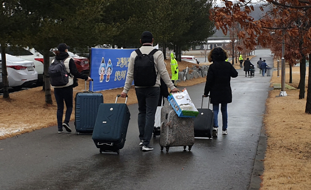 코로나19로 충남 아산시 경찰인재개발원에 격리 수용됐던 2차 우한교민들이 지난 16일 격리생활을 마치고 집으로 돌아가고 있다. /사진제공=아산시