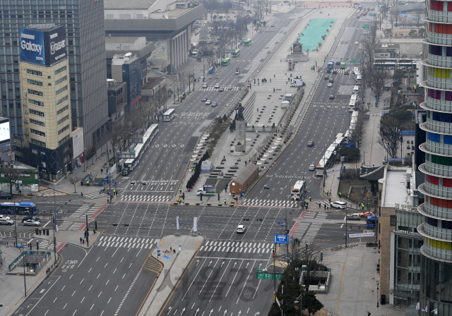 코로나19가 확산하고 있는 1일 서울 광화문 도심이 한산한 모습을 보이고 있다. 정부는 전날이 29일 국민에게 이번 주말 동안 최대한 외출과 이동을 자제해달라고 당부했다./성형주기자 2020.03.01