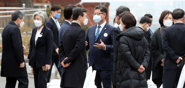 1일 종로구 배화여고에서 열린 3.1절 기념식에서 참석 장관들이 마스크를 쓰고 대화하고 있다./연합뉴스