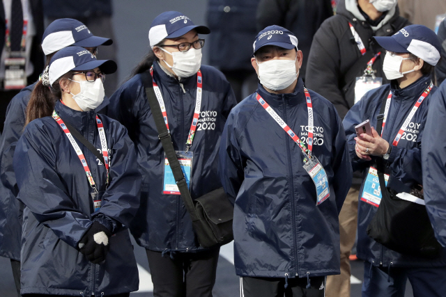 1일 도쿄에서 열린 2020 도쿄 마라톤대회 진행 요원들이 마스크를 쓰고 있다. 일본은 코로나19 확산 우려로 일반인 참가자들의 경기는 취소했다./EPA연합뉴스