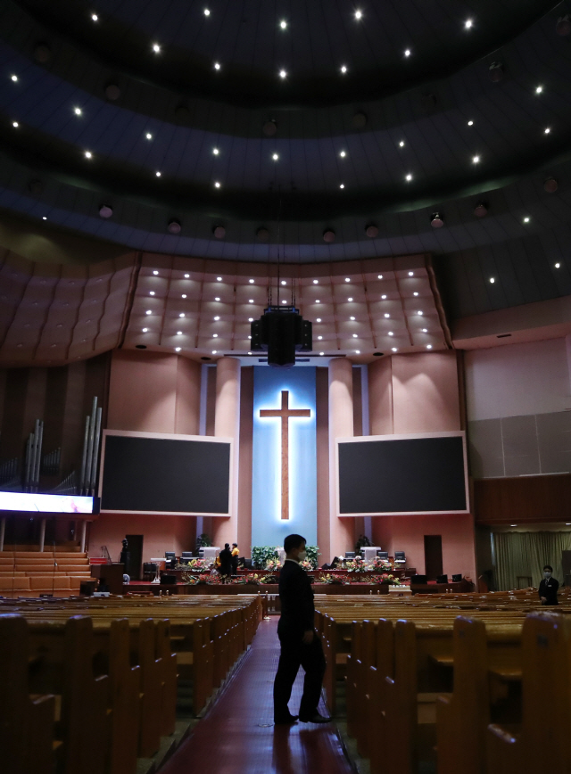 코로나19 감염 우려에도 일부 교회 주일예배 강행