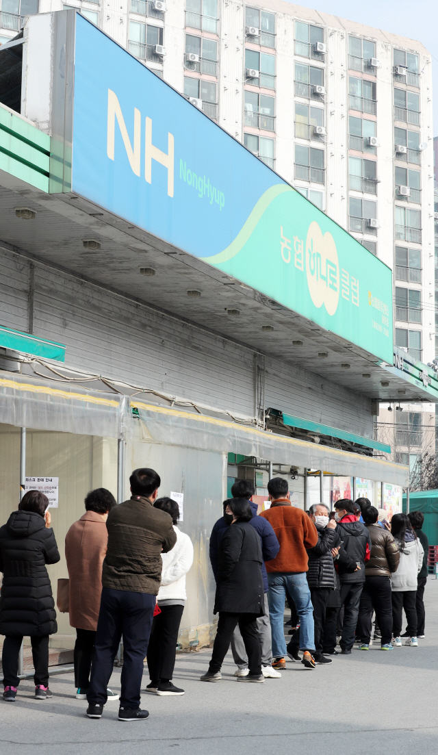 1일 오전 청주시 청원구 하나로마트에 시민들이 마스크를 사기 위해 줄을 서 있다. /연합뉴스