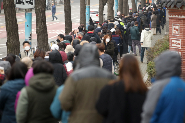 시민들이 1일 서울 종로구 하나로마트 서서울농협 사직점에서 마스크를 사기 위해 줄을 서 있다./연합뉴스