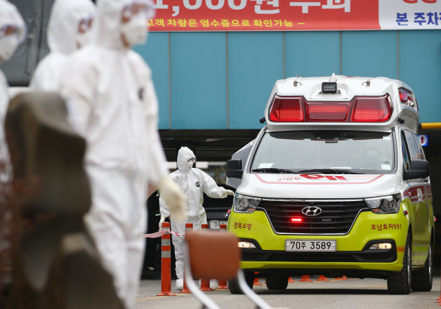 1일 오후 경북 상주시 남성동 상주적십자병원에 대구에 사는 신종 코로나바이러스 감염증(코로나19) 확진자가 119 구급대 앰뷸런스를 타고 도착하고 있다. /연합뉴스