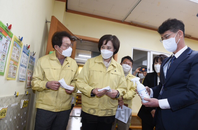 1일 서울 중구 충무초등학교에서 유은혜 사회부총리 겸 교육부 장관이 조희연 서울시교육감과 함께 긴급돌봄교실 현장을 둘러보고 있다./성형주기자 2020.03.01