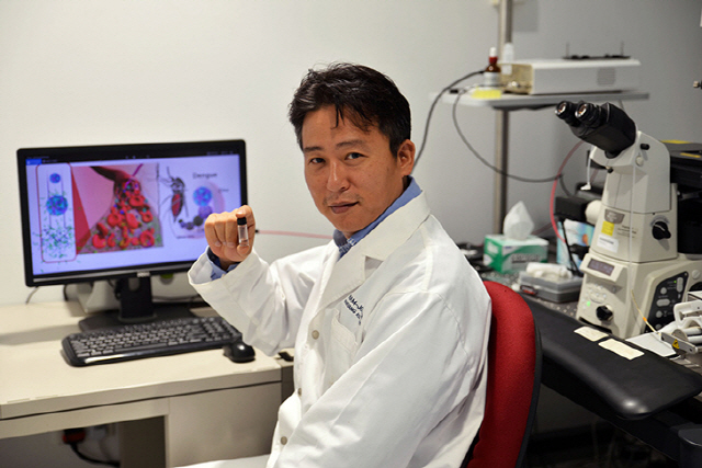 조남준 싱가포르 난양공대 교수가 연구실에서 항바이러스 치료제 연구에 관해 설명하고 있다. /사진제공=조 교수