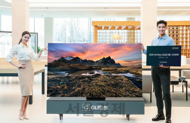 삼성전자 모델들이 사전판매 행사를 실시하는 2020년형 QLED 8K TV를 소개하고 있다. 삼성전자는 삼성 TV가 지난해까지 14년 연속 전 세계 판매 1위를 달성한 것을 기념해 3~16일 2020년형 QLED 8K 2개 모델(85·75형)에 대한 사전판매를 300대 한정으로 진행한다./사진제공=삼성전자