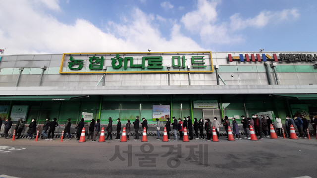 2일 시민들이 마스크를 사기 위해 서울 서초구 하나로마트 양재점 앞에 줄을 서서 대기하고 있다. /김혜린기자