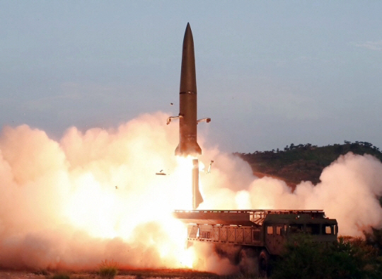 북한, 3개월 만에 동해로 발사체 2발 발사…230여㎞ 비행