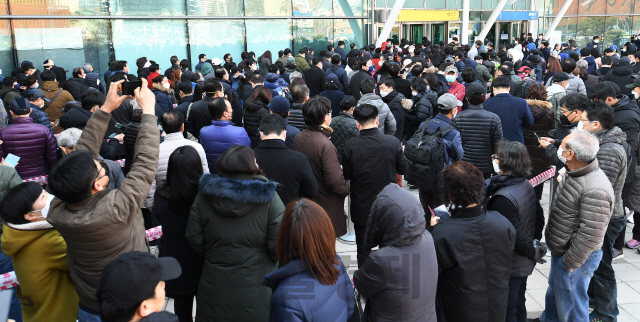 마스크를 구매하려는 시민들이 2일 오후 서울역에서 길게 줄을 서 번호표를 받고 있다. 코레일유통은 서울역, 대전역, 광주역 중소기업명품마루 매장에서 KF94 인증 마스크 1개당 유통마진을 뺀 1,000원에 판매하는 '대국민 마스크 노마진 행사'를 진행한다./오승현기자 2020.03.02