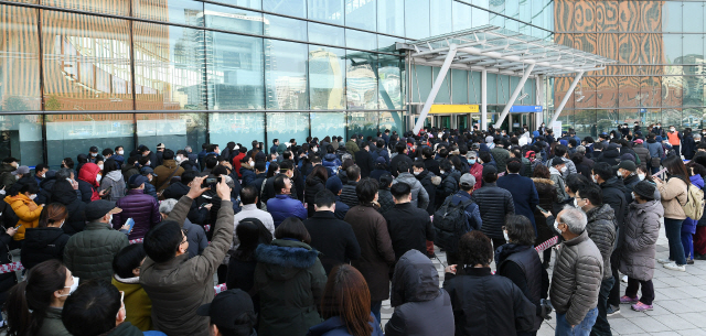 마스크를 구매하려는 시민들이 2일 오후 서울역에서 길게 줄을 서 번호표를 받고 있다. 코레일유통은 서울역, 대전역, 광주역 중소기업명품마루 매장에서 KF94 인증 마스크 1개당 유통마진을 뺀 1,000원에 판매하는 '대국민 마스크 노마진 행사'를 진행한다./오승현기자 2020.03.02