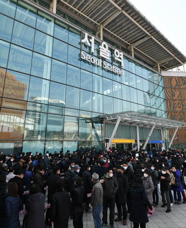 마스크를 구매하려는 시민들이 2일 오후 서울역에서 길게 줄을 서 번호표를 받고 있다. 코레일유통은 서울역, 대전역, 광주역 중소기업명품마루 매장에서 KF94 인증 마스크 1개당 유통마진을 뺀 1,000원에 판매하는 '대국민 마스크 노마진 행사'를 진행한다./오승현기자 2020.03.02