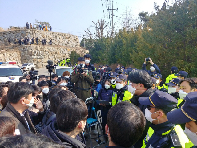 2일 경기도 가평군 신천지 연수원인 ‘평화의 궁전’ 앞에 취재진과 시위자들이 한꺼번에 몰리면서 큰 혼잡을 빚고 있다./최성욱기자