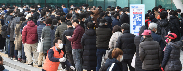 마스크를 구매하려는 시민들이 2일 오후 서울역에서 길게 줄을 서 번호표를 받고 있다. 코레일유통은 서울역, 대전역, 광주역 중소기업명품마루 매장에서 KF94 인증 마스크 1개당 유통마진을 뺀 1,000원에 판매하는 '대국민 마스크 노마진 행사'를 진행한다./오승현기자 2020.03.02