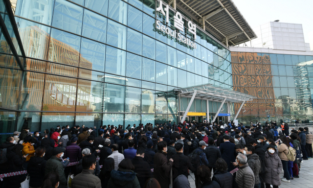 마스크를 사려는 시민들이 2일 오후 서울역에서 길게 줄을 서 번호표를 받고 있다. 코레일유통은 1개당 유통마진을 뺀 1,000원에 마스크를 판매하는 행사를 진행했다. /오승현기자