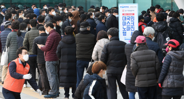 마스크를 구매하려는 시민들이 2일 오후 서울역에서 길게 줄을 서 번호표를 받고 있다. 코레일유통은 서울역, 대전역, 광주역 중소기업명품마루 매장에서 KF94 인증 마스크 1개당 유통마진을 뺀 1,000원에 판매하는 '대국민 마스크 노마진 행사'를 진행한다./오승현기자 2020.03.02