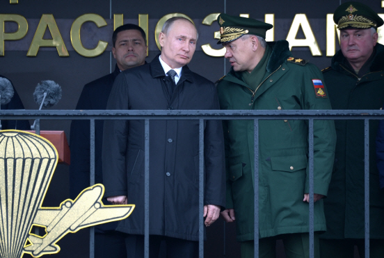 블라디미르 푸틴(왼쪽) 러시아 대통령./EPA연합뉴스