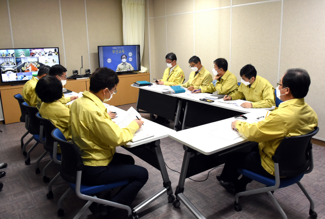 김석준 부산시교육감이 2일 시교육청 영상회의실에서 유은혜 부총리 겸 교육부장관과 전국 시도교육감의 영상회의에 참가해 개학 추가 연기 여부 등에 대해 논의하고 있다./사진제공=부산시교육청