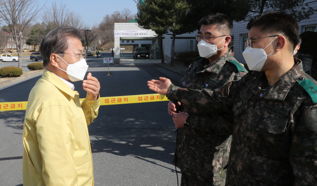 문재인 대통령이 2일 오후 대전광역시 유성구 국군대전병원에서 무하차 검체채취소(자동차 이동형 선별진료소)를 둘러보고 있다./연합뉴스