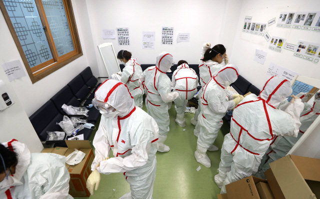 2일 오전 대구시 중구 계명대학교 대구동산병원 보호구 착의실에서 의료진이 보호구를 착용하고 있다./연합뉴스