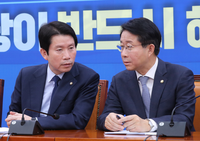 이인영 더불어민주당 원내대표(왼쪽)와 조정식 정책위의장이 3일 오전 서울 여의도 국회에서 열린 원내대책회의-상임위간사단 연석회의에서 대화하고 있다./연합뉴스