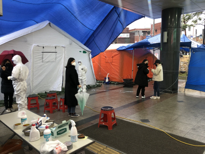대구의 한 선별진료소에서 의료진이 시민들에게 검체 채취를 안내하고 있다. /사진제공=대한공중보건의사협의회